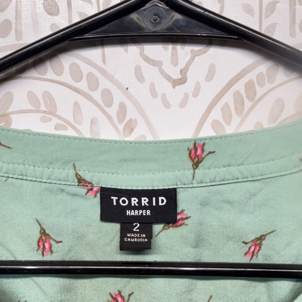 Torrid Harper Blouse Womens 2 Green Floral Rosebud Roll Tab Sleeve V-Neck Top - Picture 3 of 7